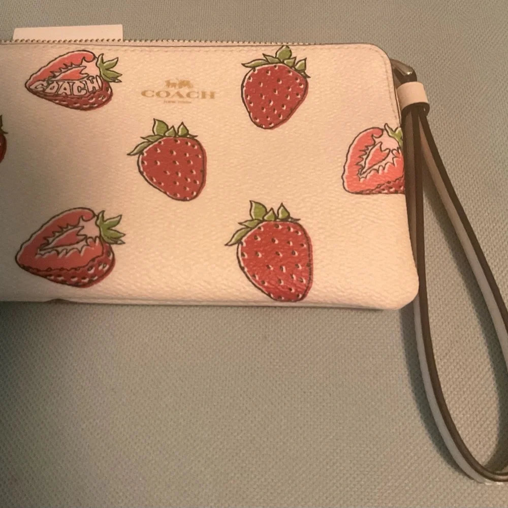 CoachZip Wristlet With Strawberry Print NWOT - Picture 2 of 3
